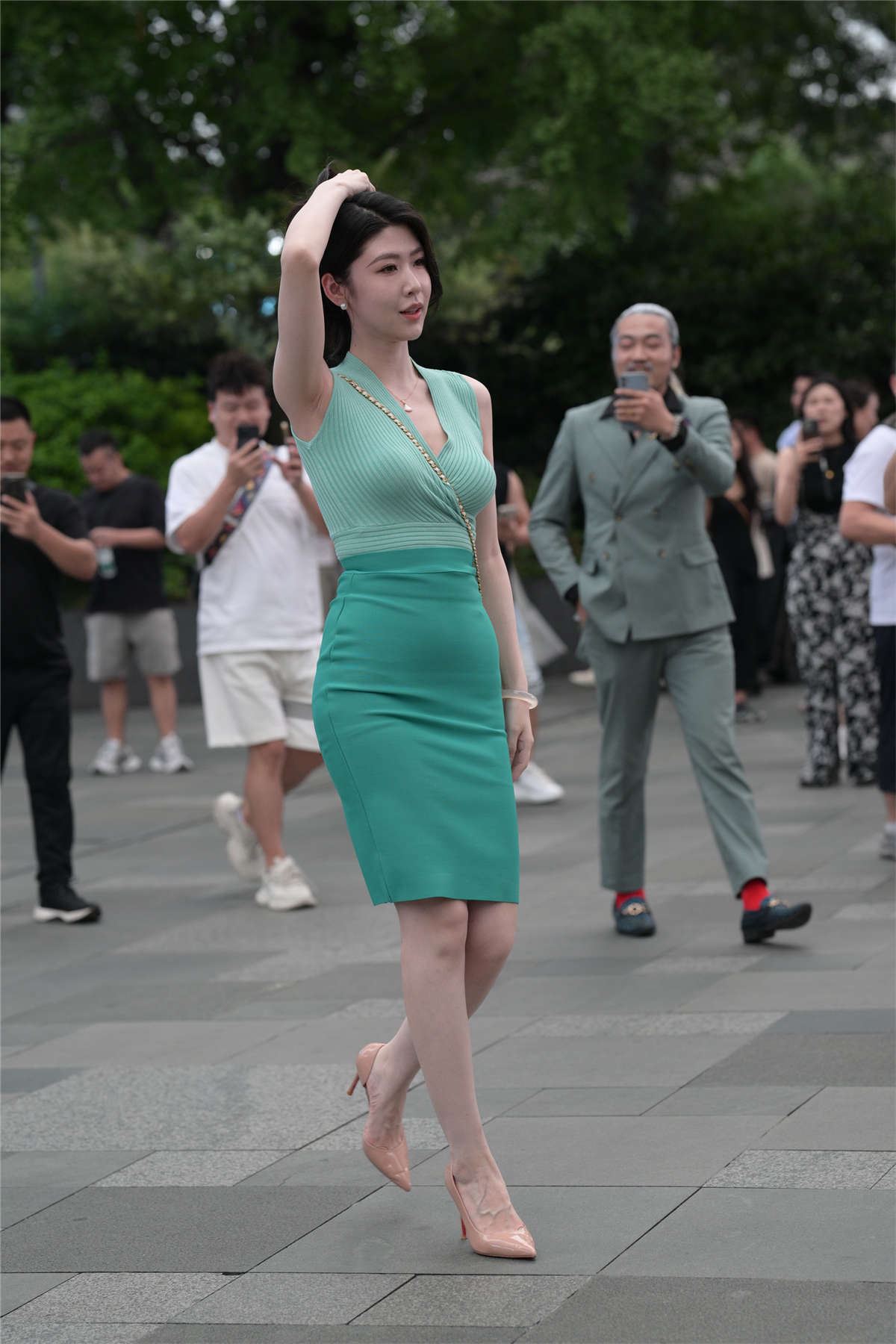 白嫩绿色包臀裙