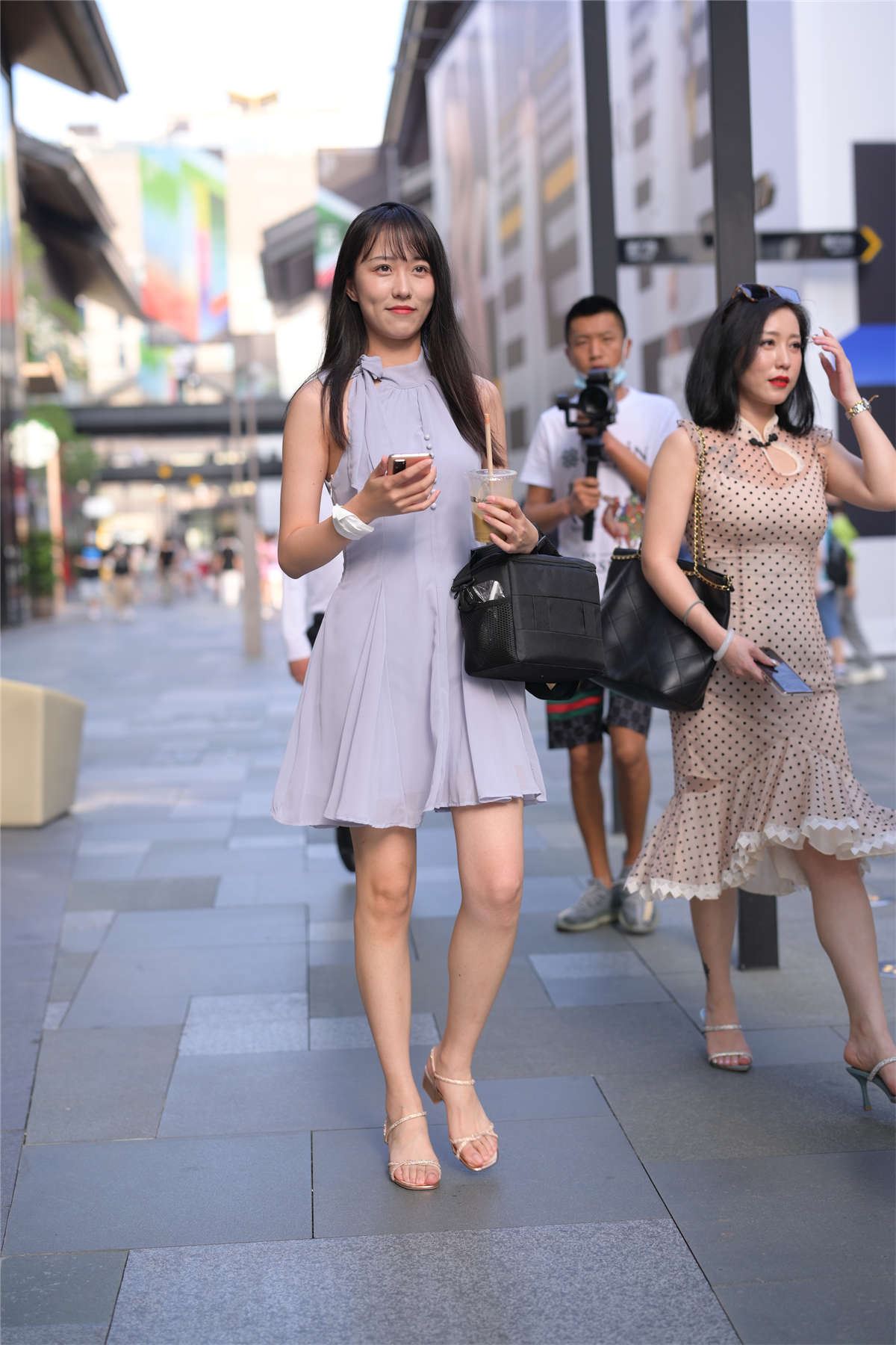 紫色连衣裙美女