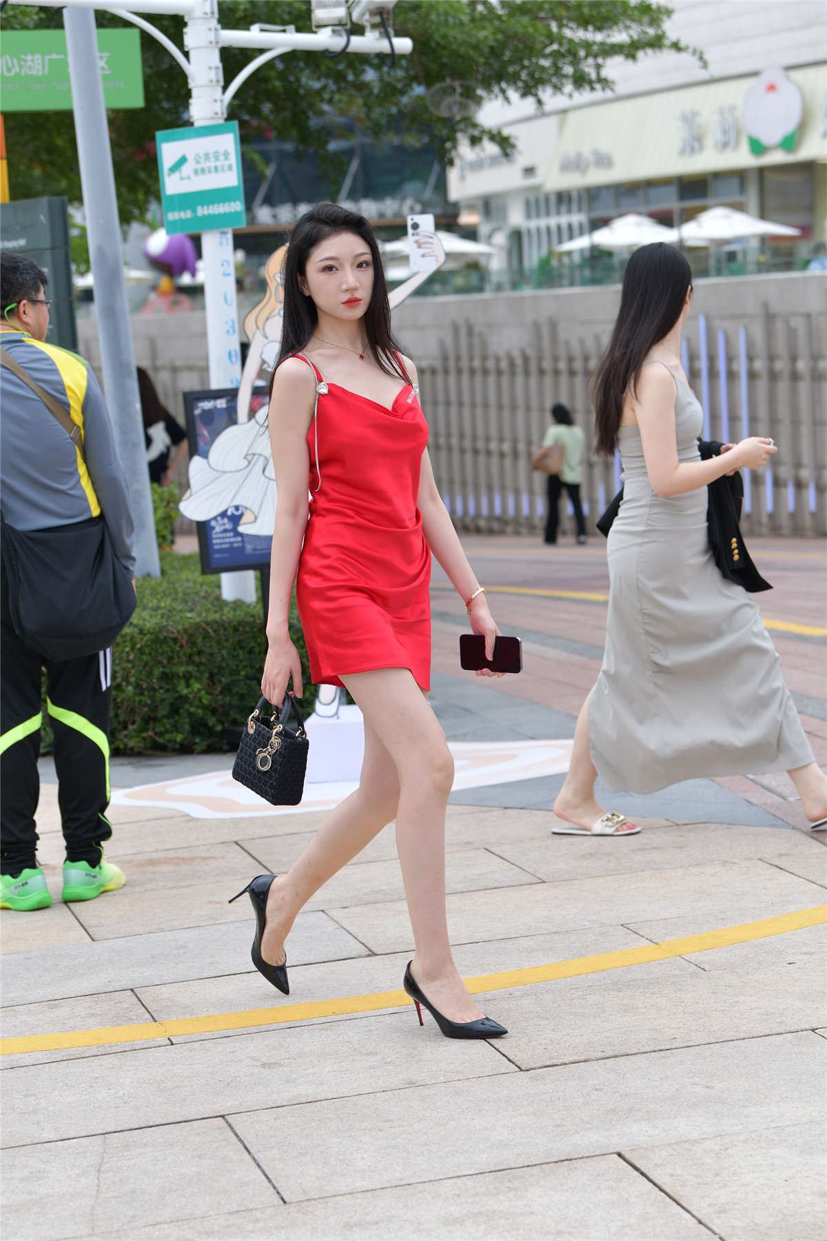 红色吊带裙魅力无限