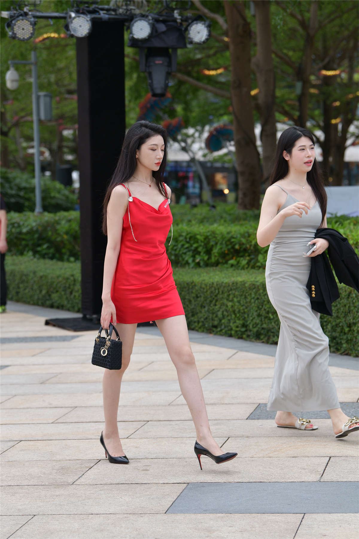 红色吊带裙魅力无限