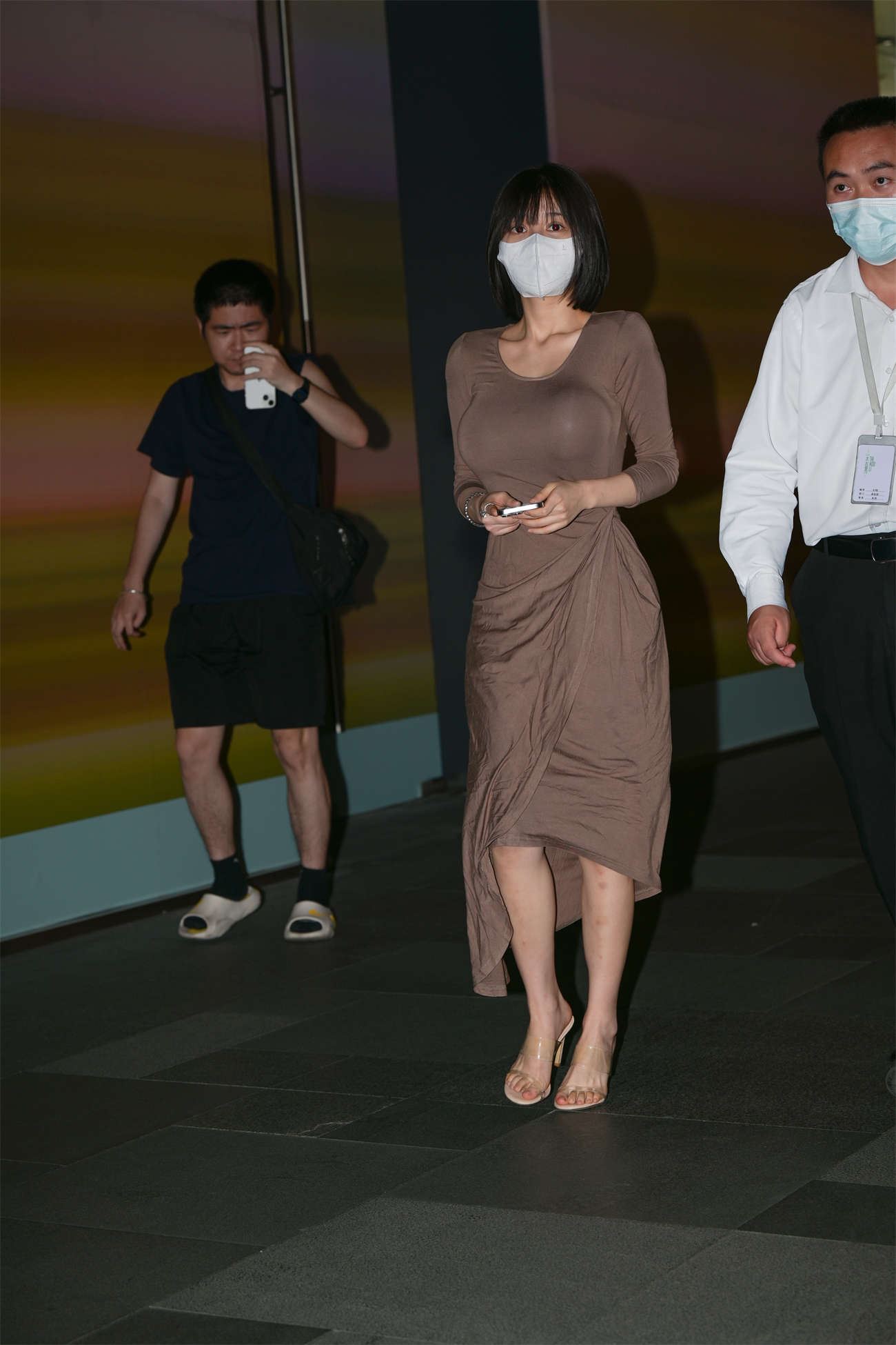 醒目棕色修身裙