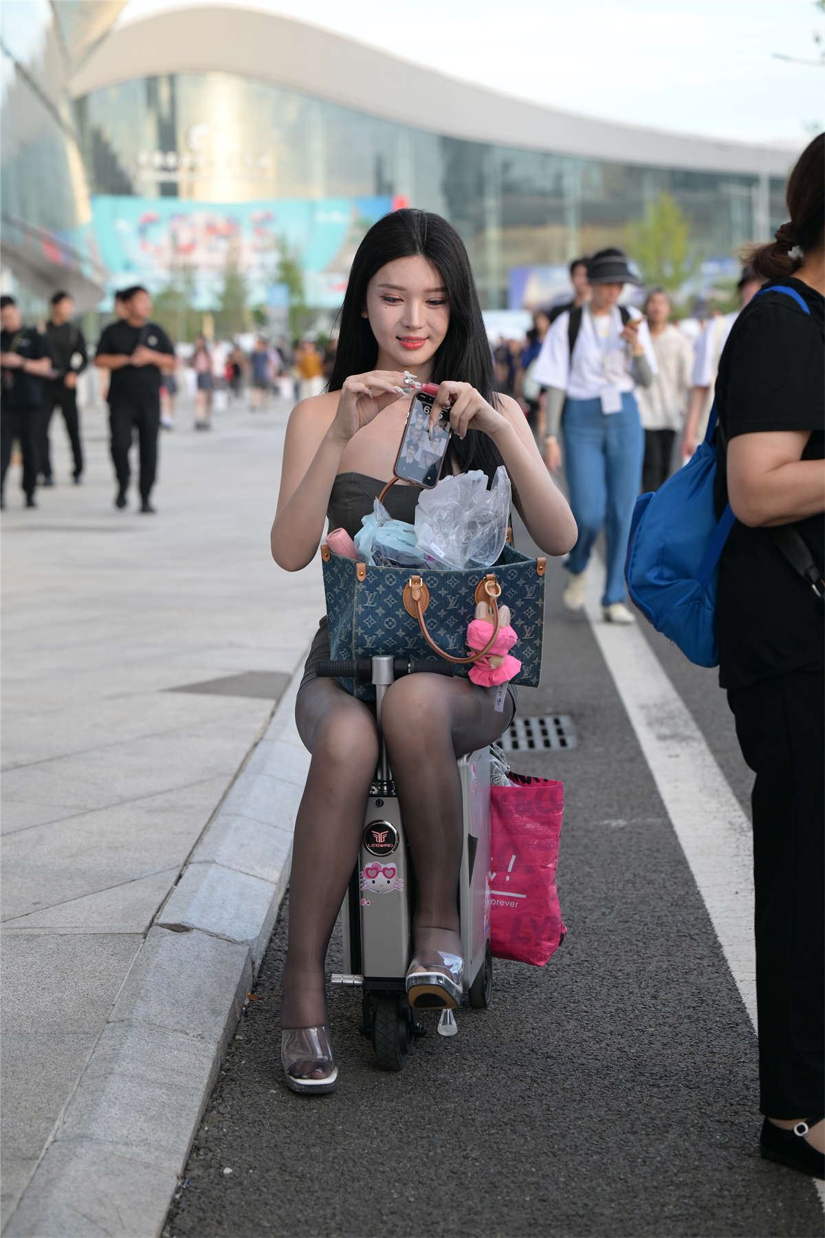 油亮黑丝大长腿-妍熙