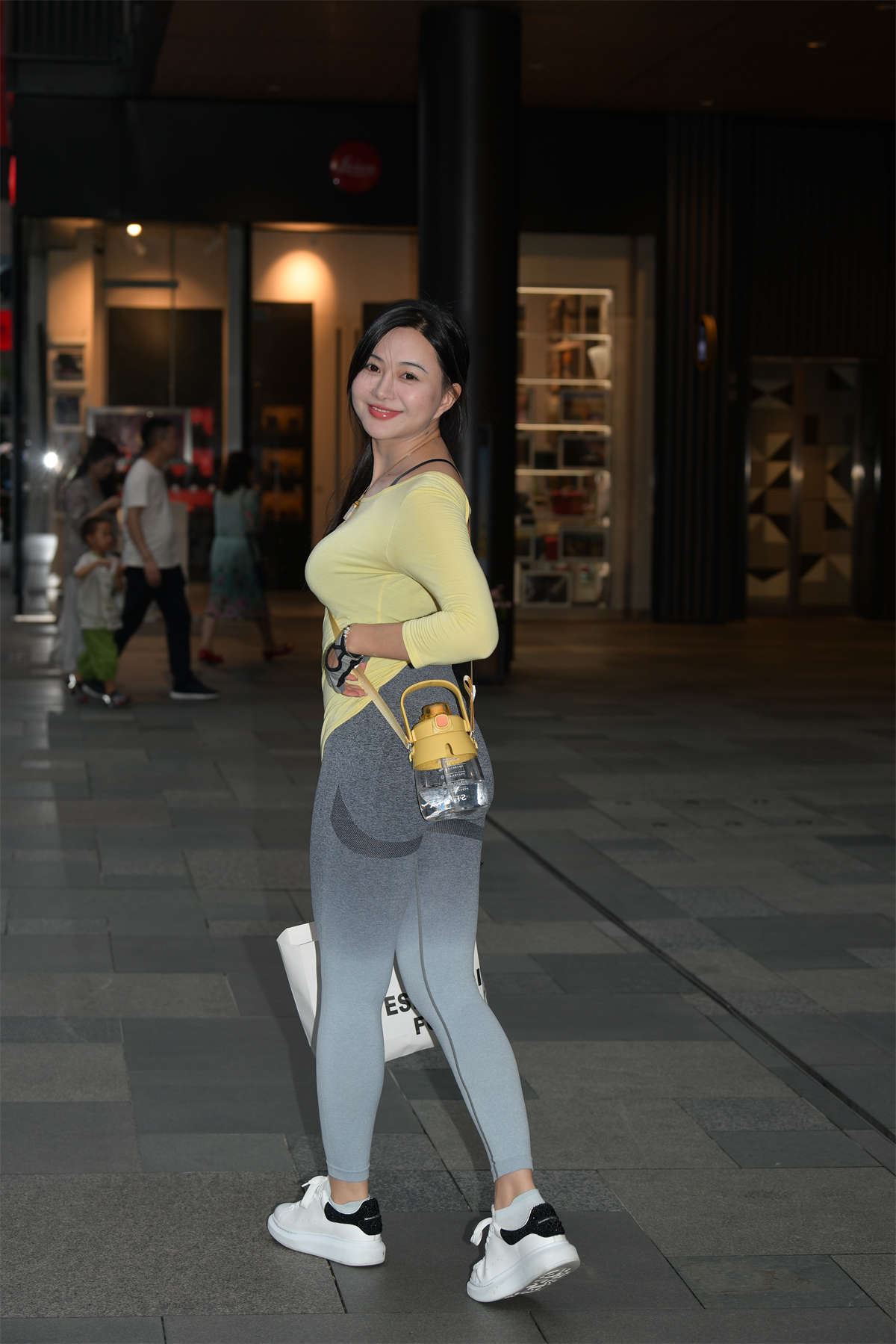 灰色瑜伽裤完美身材