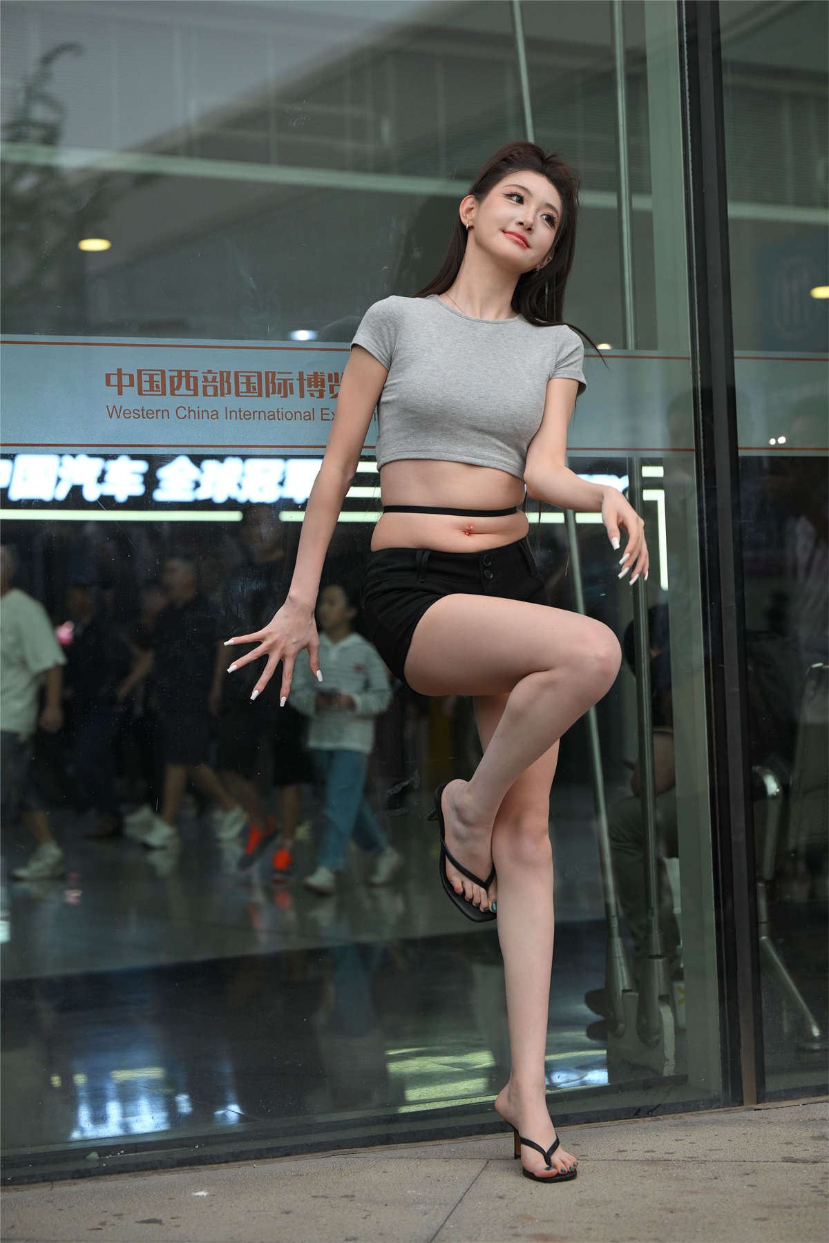 黑色短裤高跟凉拖