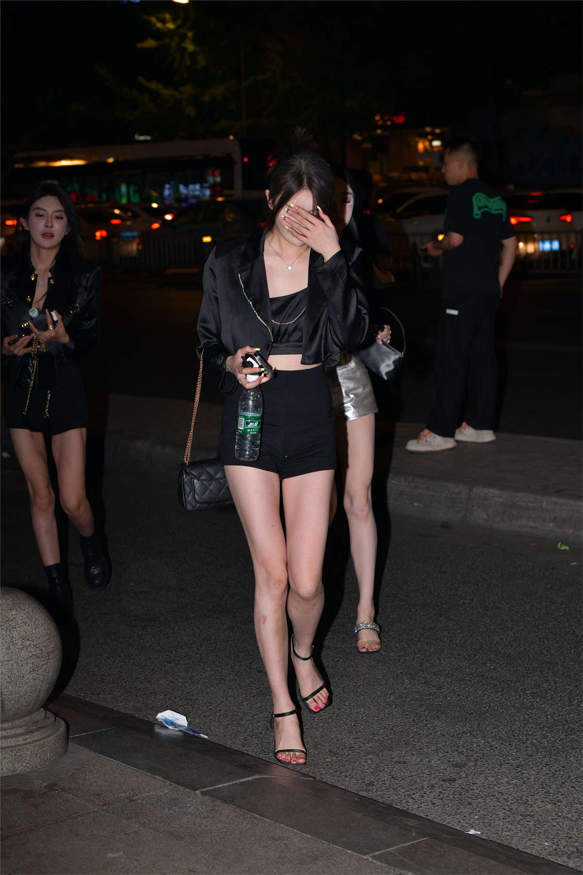 热裤大长腿美女