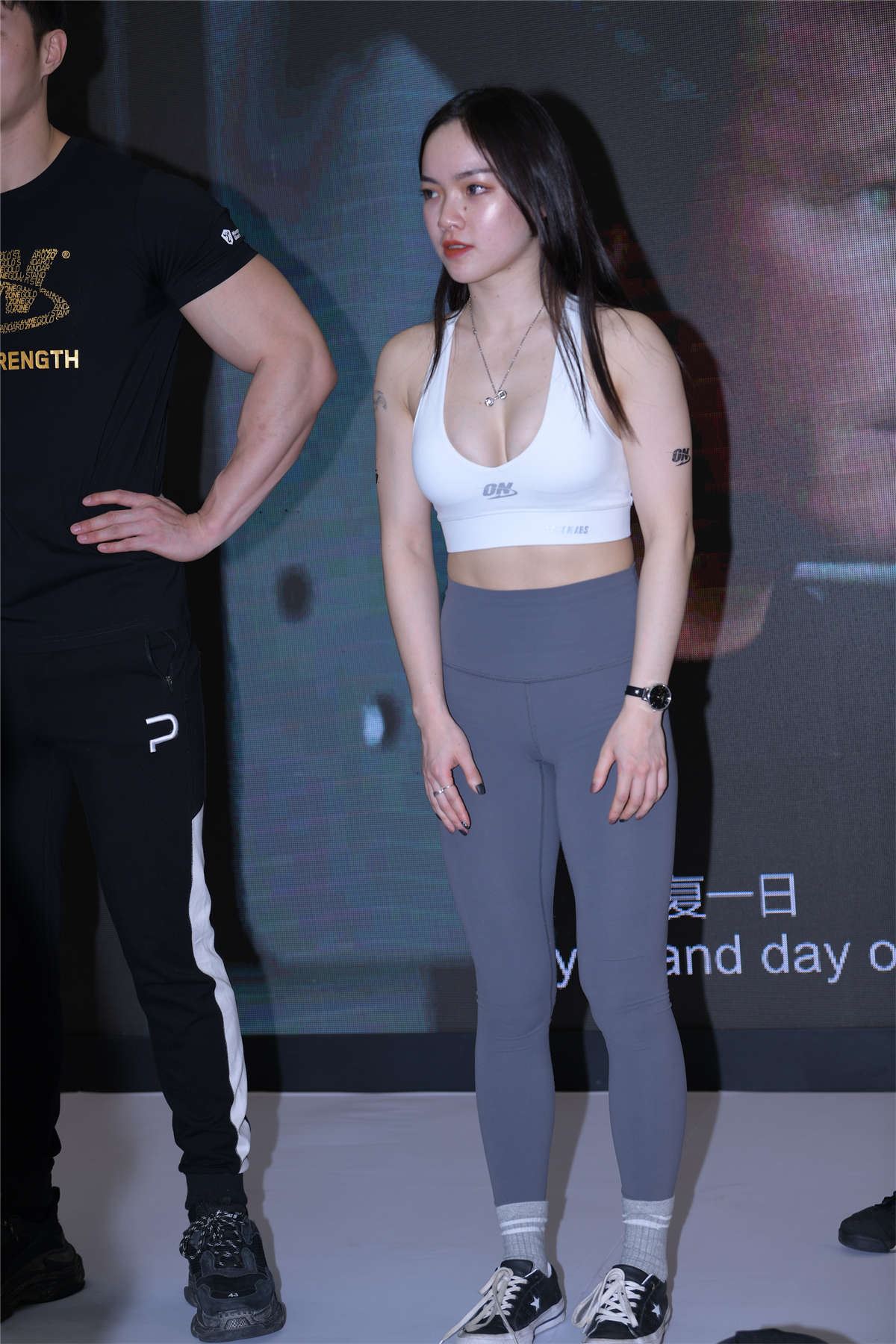 灰色瑜伽运动装