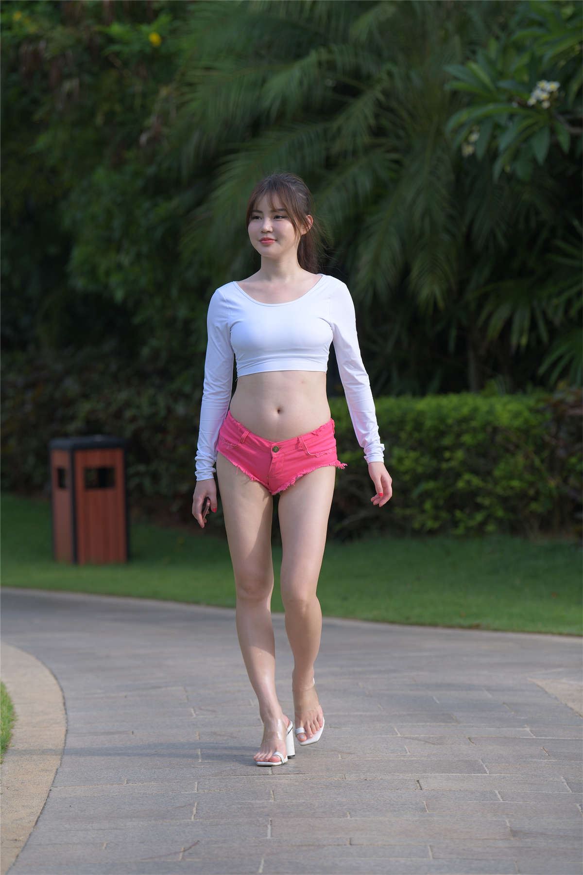 红色热裤月牙美女