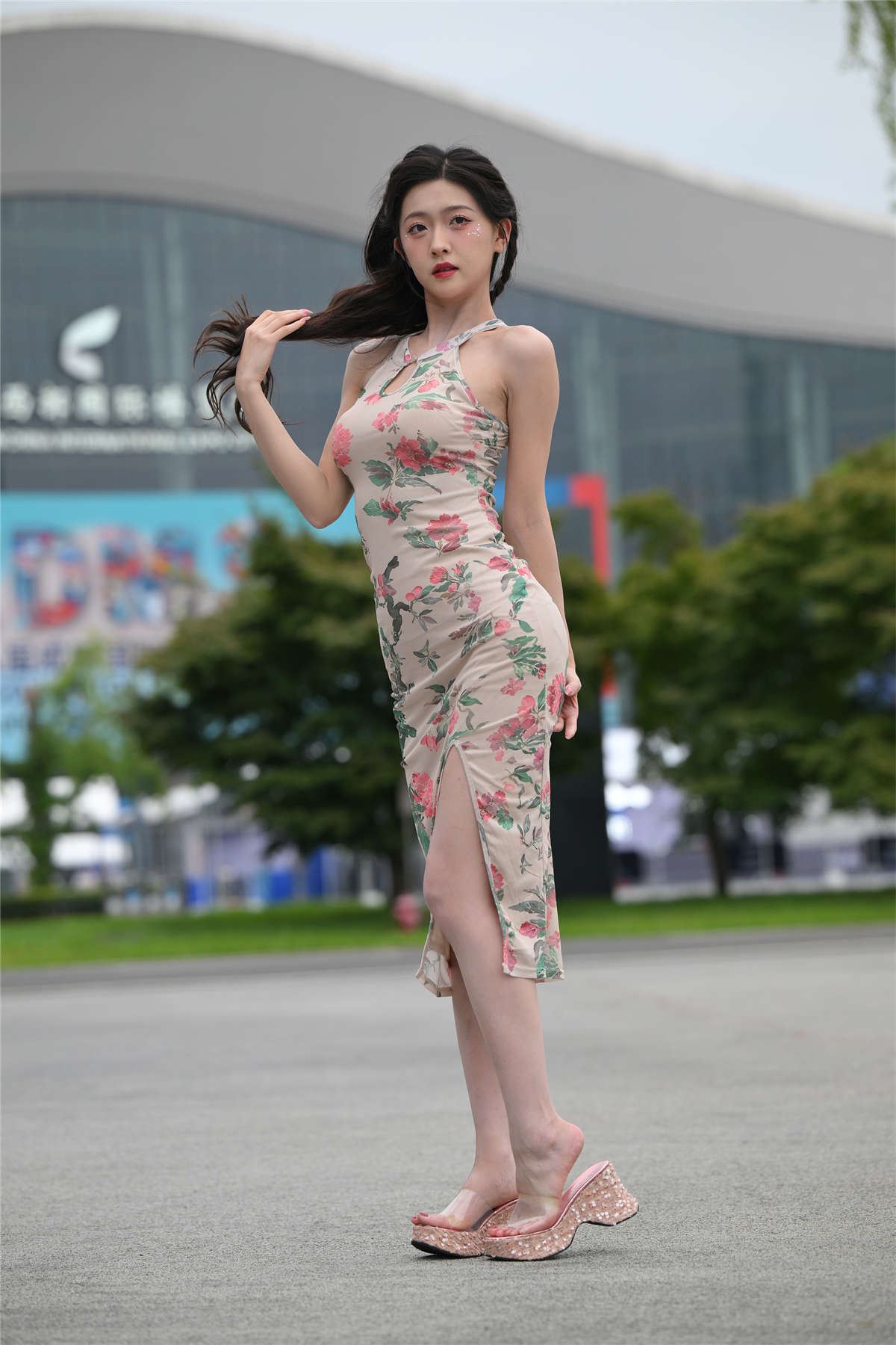 任绵绵美足旗袍风