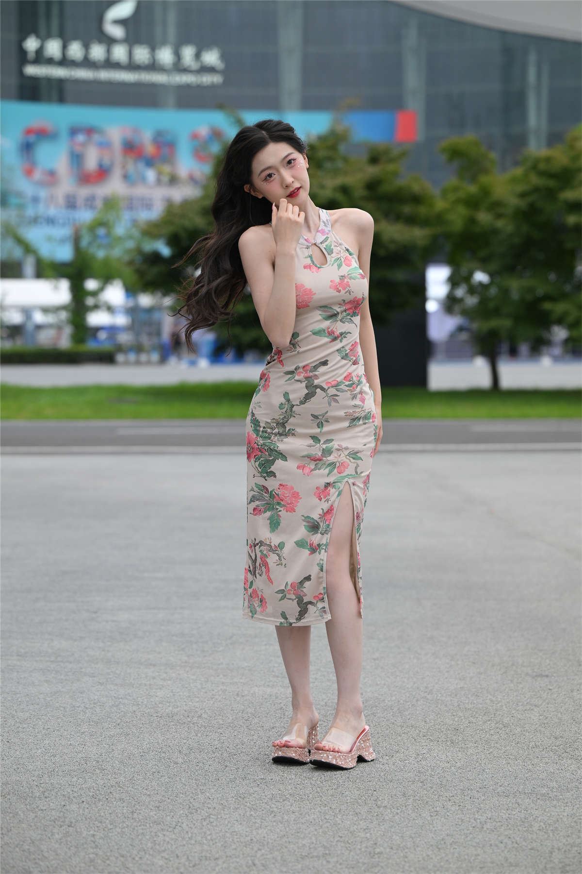 任绵绵美足旗袍风