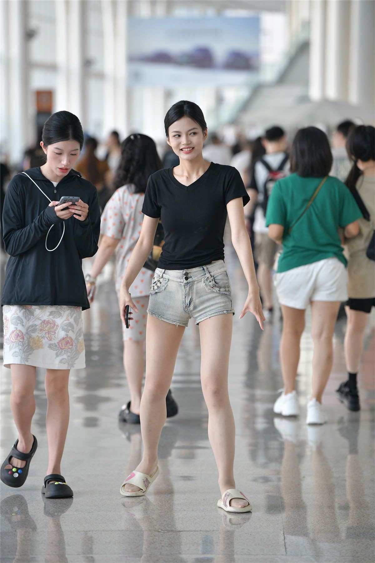 热裤丝袜拖鞋小姐姐