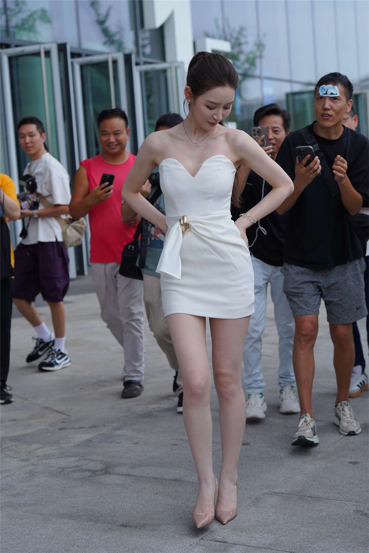 一袭白裙优雅气质