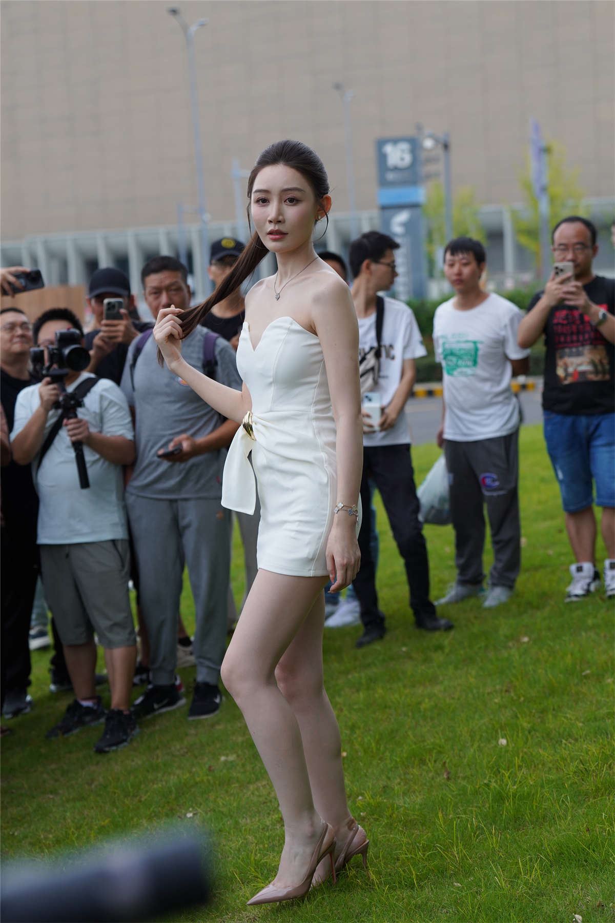 一袭白裙优雅气质