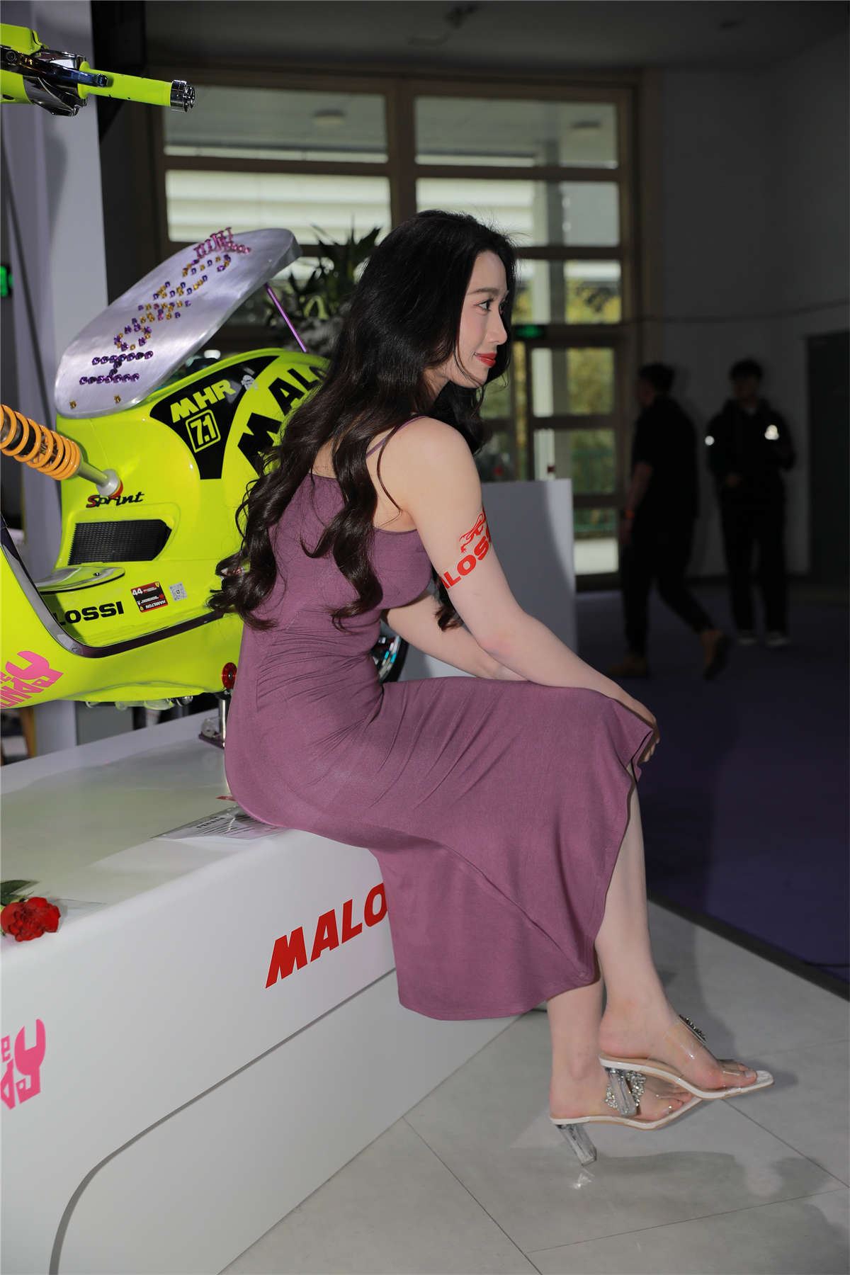 粉色吊带裙女神