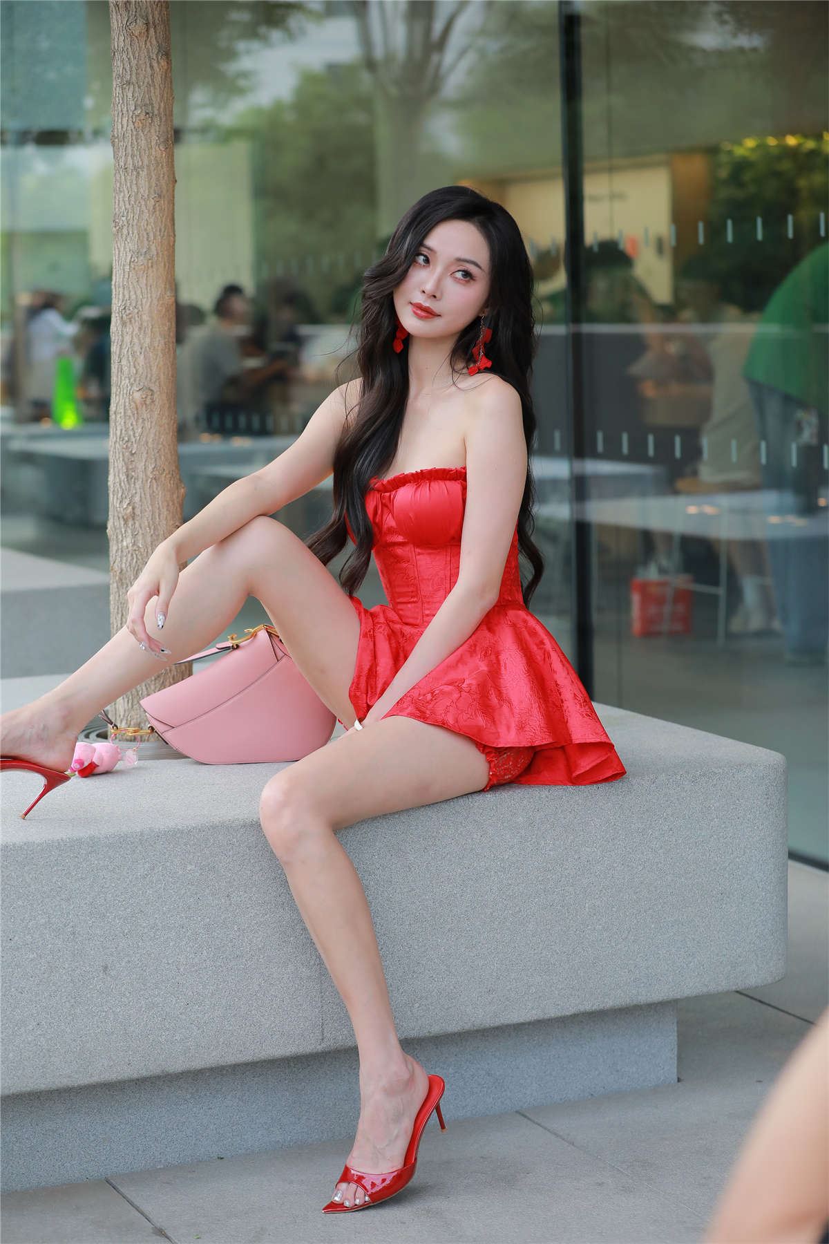 红裙长腿高跟美女