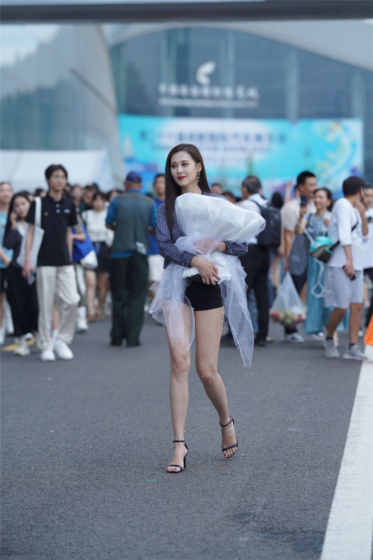 黑色短裤大长腿