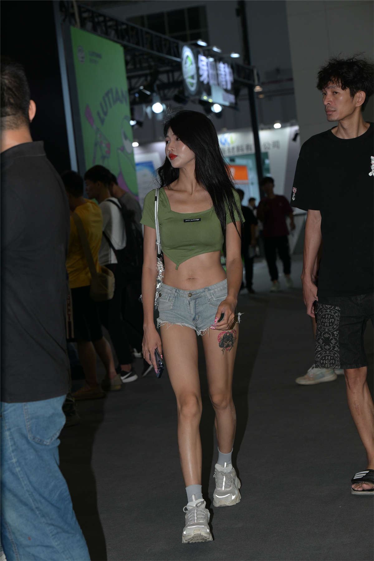 青春靓丽牛仔短裤