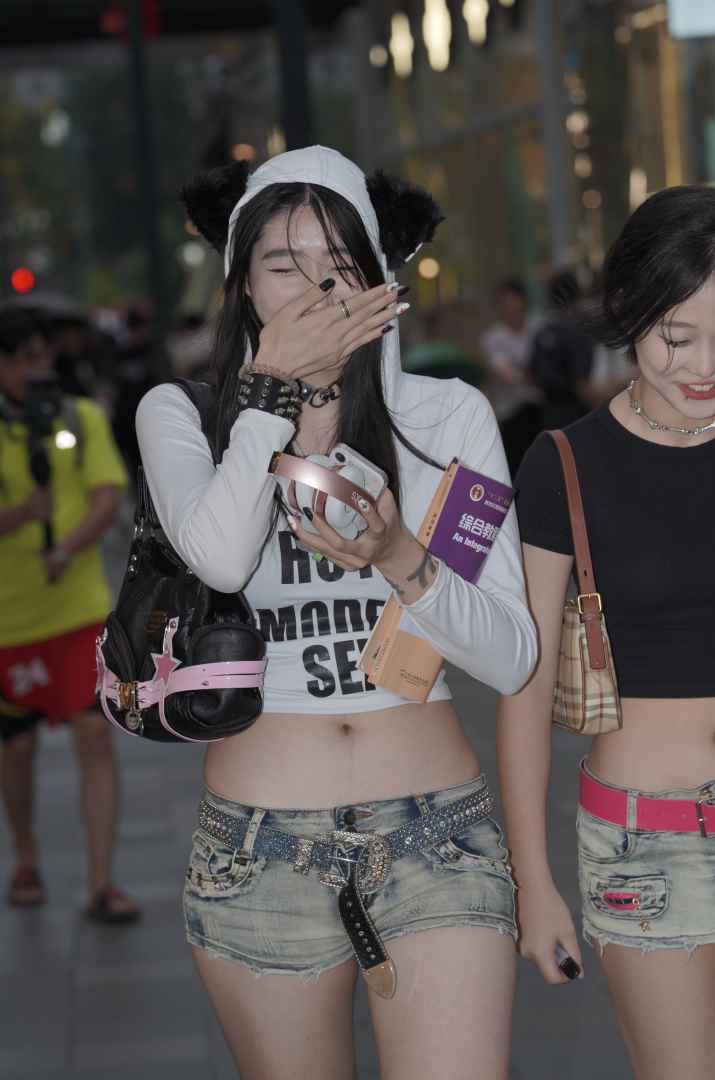 牛仔热裤美女 [62P-799MB]