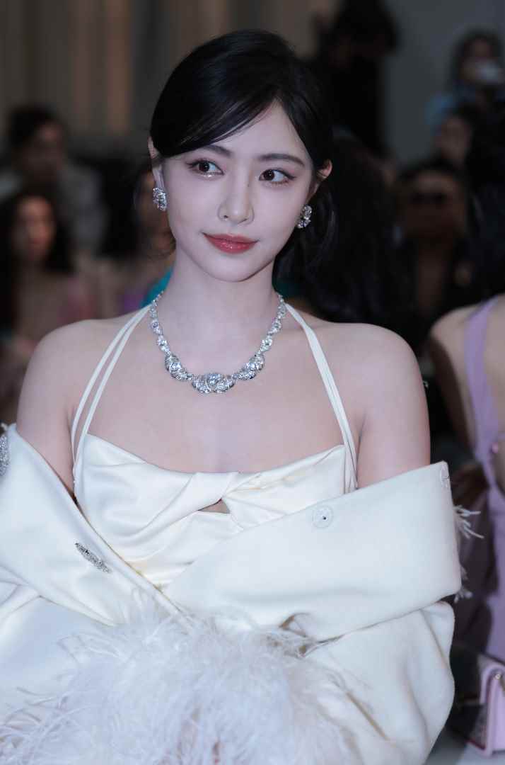 优雅白裙 [96P-944MB]