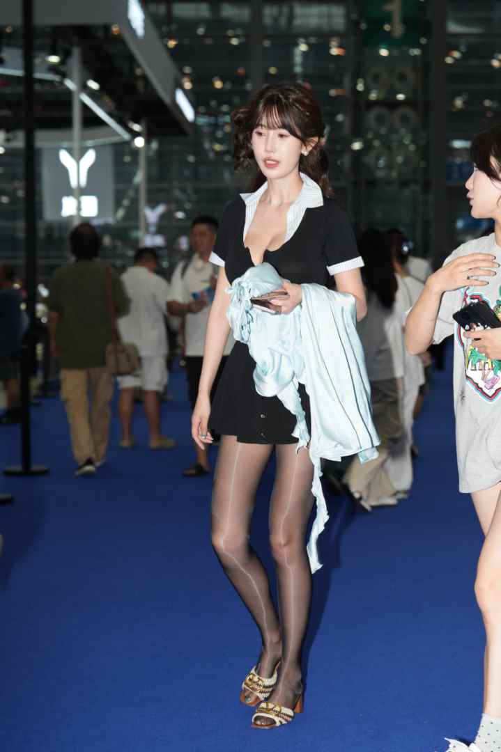 小哈娜脱黑丝去了 [60P-2.04GB]