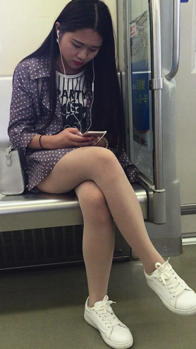 一直低头玩手机的美眉
