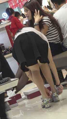 换鞋的肉丝小妹
