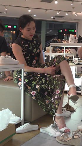 鞋店里的花裙美女