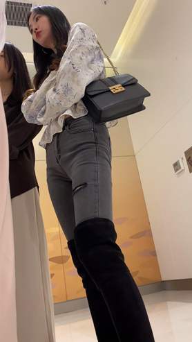 黑色长靴牛仔裤小姐姐