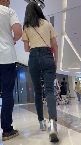 牛仔紧身裤小姐姐