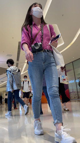 商场里的牛仔裤小姐姐