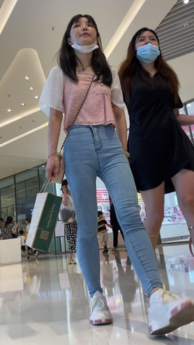 圆润牛仔美女