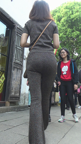 紧身套装美妇