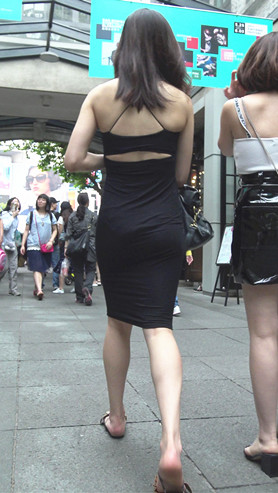 漂亮的黑裙吊带美女