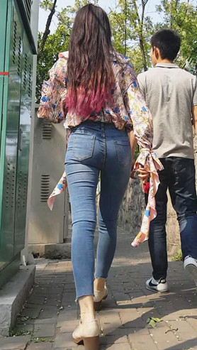 紧身牛仔裤长发美眉