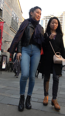 丰腴蓝牛紧身牛仔裤美女