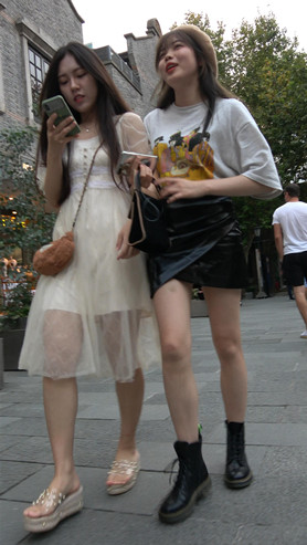 两个漂亮的美女小姐姐