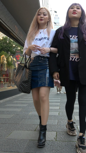 黄发皮裙美女