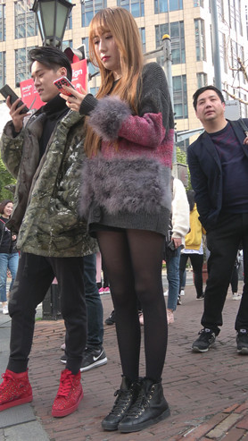黄发黑丝长腿妹子