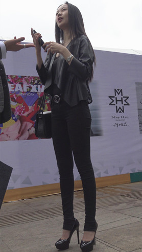 漂亮的黑色牛仔裤高跟美女