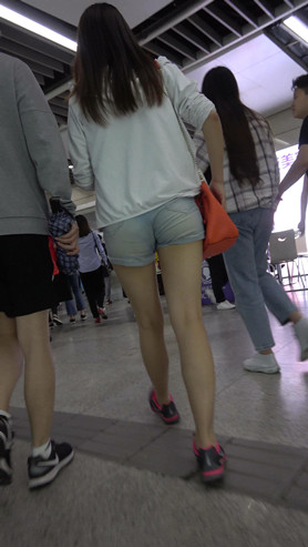 牛仔热裤妹子