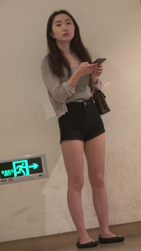 黑色牛仔热裤妹子