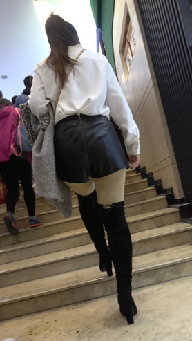 黑色高靴皮裤肉丝美女