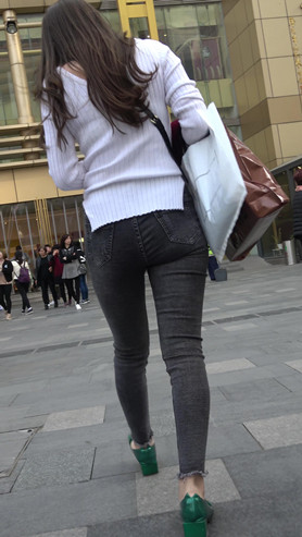 黑色牛仔裤美女