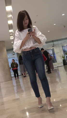 白衣牛仔裤小妹
