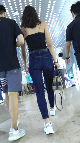 紧身牛仔裤妹子