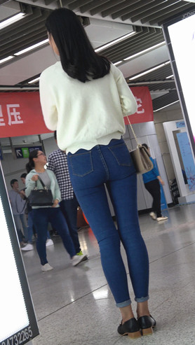 蓝色牛仔紧身裤小姐姐