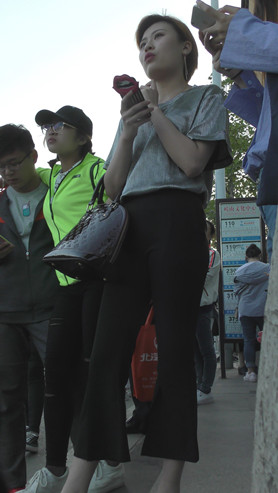 等车的短发黑裤小姐姐