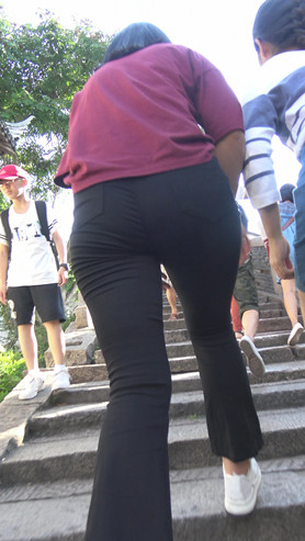红衣黑裤女孩