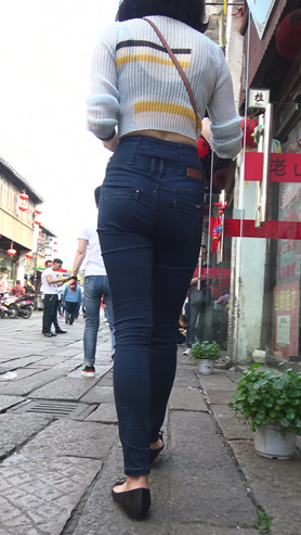 高腰牛仔裤妹子