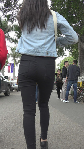黑裤美眉