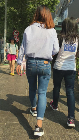 圆润牛仔翘屯小妹